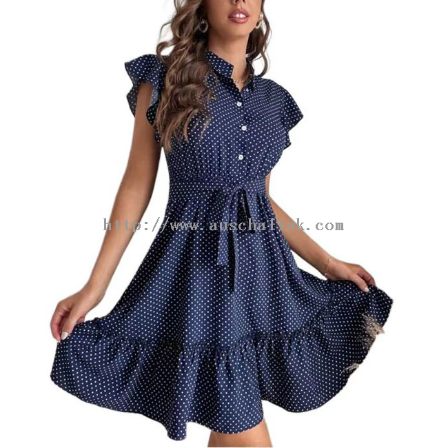 Marineblaues Kleid mit gepunktetem Muster und Rüschen an der Taille