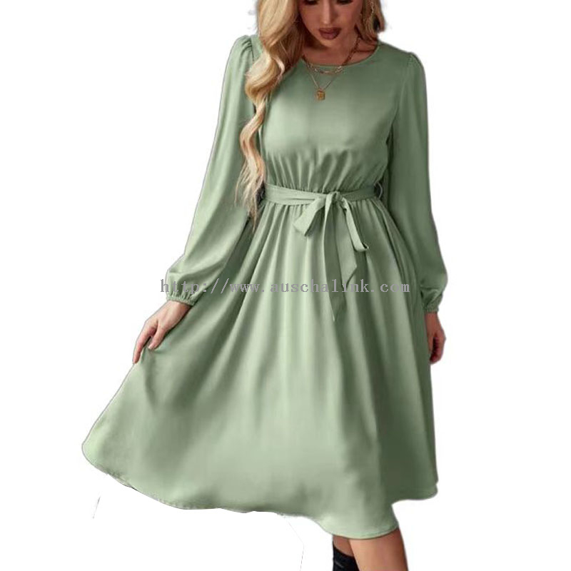 Зелена ежедневна миди рокля от шифон и сатен с обло деколте