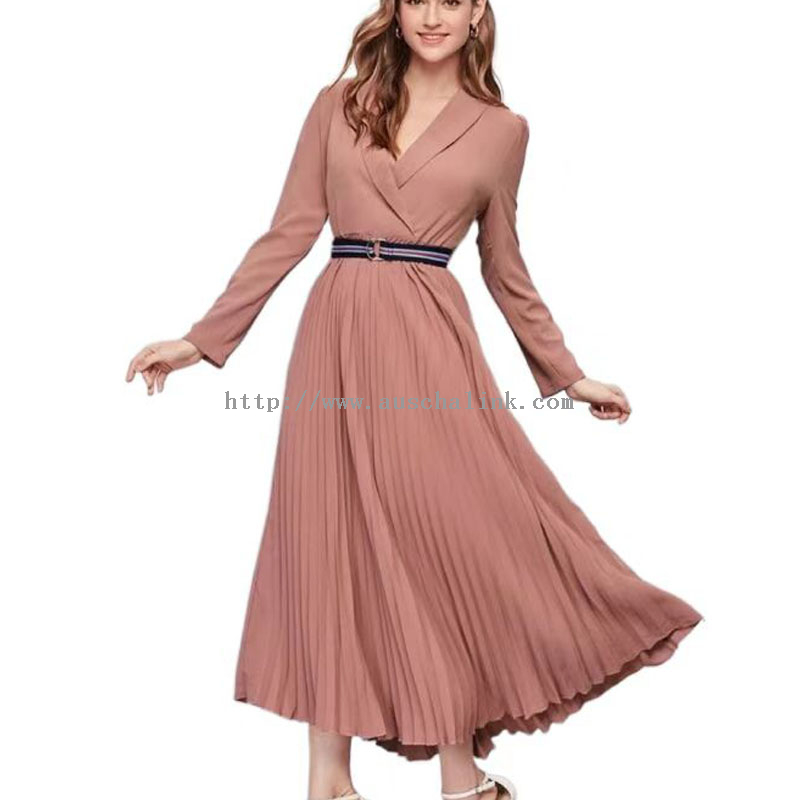 Vaaleanpunainen pitkähihainen elegantti plus-kokoinen rento mekko