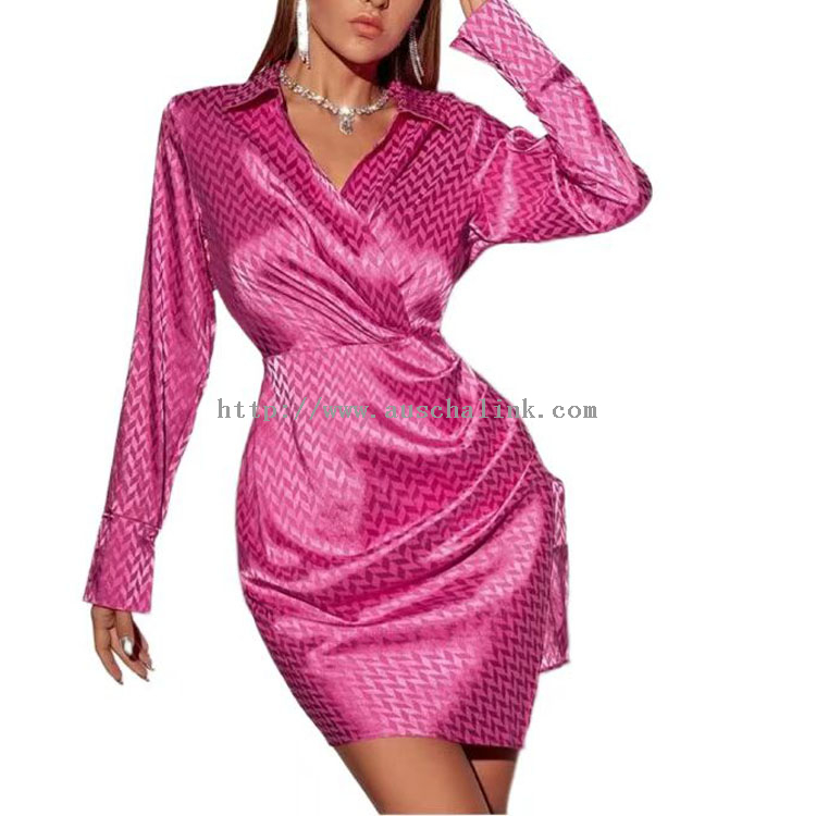 Վարդագույն տպագրությամբ երկարաթև V- պարանոցի վերնաշապիկ զգեստ