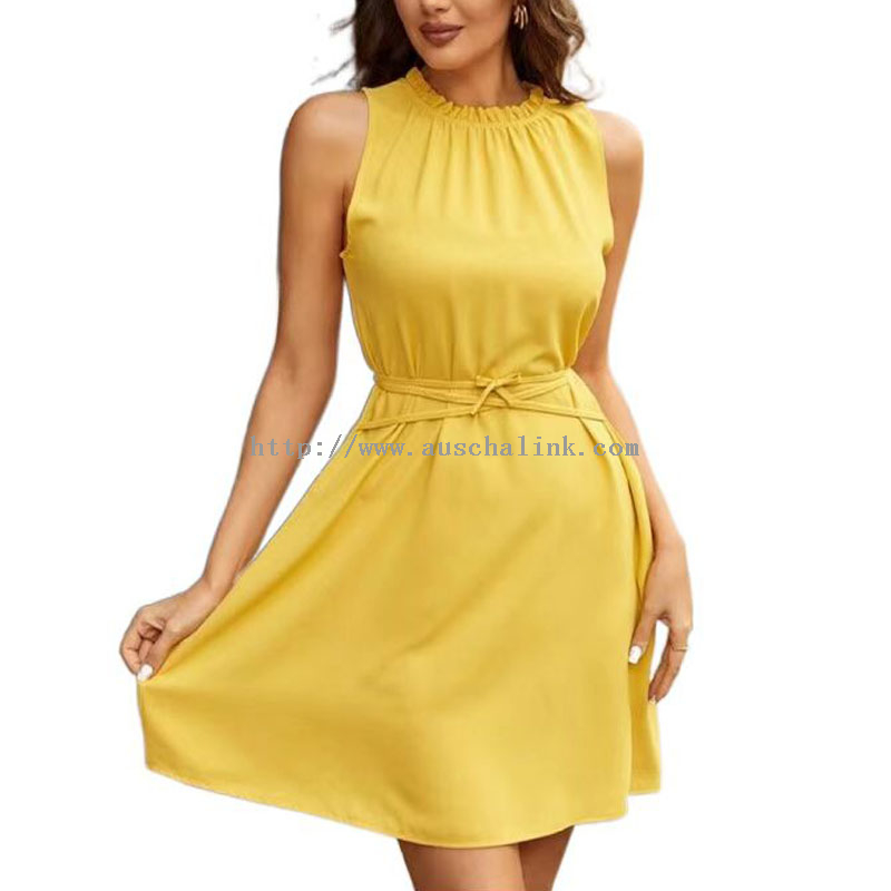 Vestido casual de muller con cinto de peto de colo con volantes amarelos
