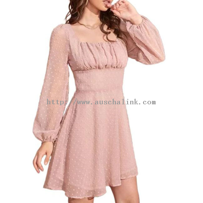Rožnata šifonska obleka za prosti čas s kvadratnim izrezom in pikami