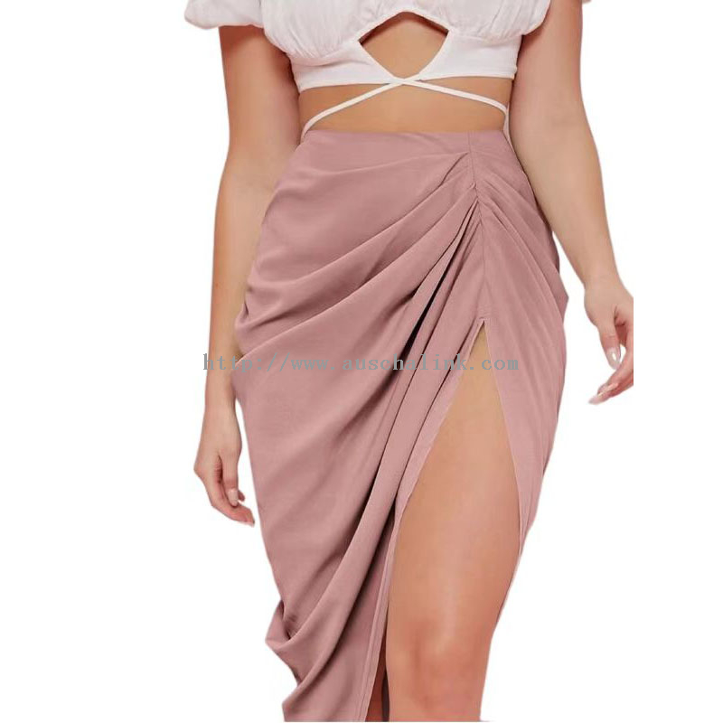 Розовая узкая юбка средней длины с высоким разрезом и оборками