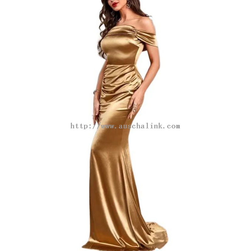 Златна сатенена плисирана рокля без рамене с цепки
