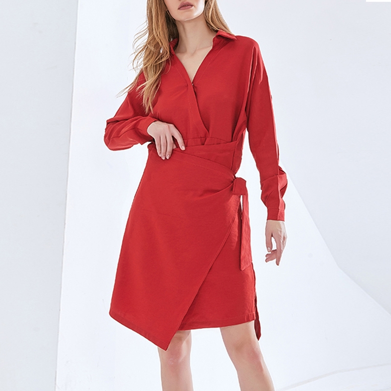 Crvena labava jednobojna mini haljina s dugim rukavima visokog struka