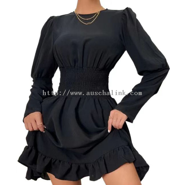 Neformální šaty s černým volánem s dlouhým rukávem a kulatým výstřihem