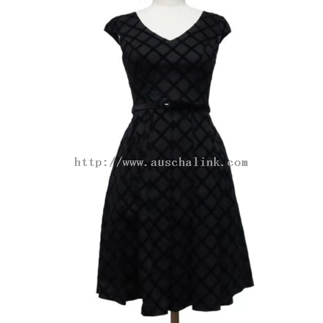 Elegantna midi obleka iz črnega karirastega žakarda
