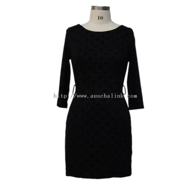Elegantní černé puntíkované vyšívané šaty s dlouhým rukávem