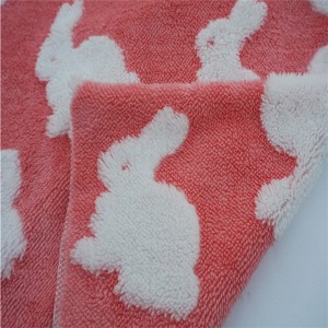 Textilní látka se vzorem růžového králíka Shu Velveteen