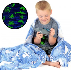 Svetleča odeja z oceanskimi živalmi za otroke – mehka plišasta odeja iz modrega morskega bitja za deklice in fantke – velike 60 x 50 palcev svetleče odeje za morske pse in želve, darilo