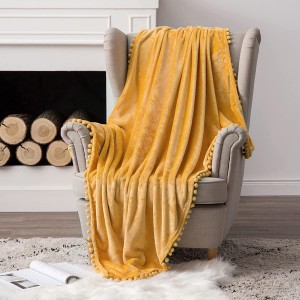 Ultra miękki koc z polaru Luksusowy fuzzy na kanapę lub sofę Lekki puszysty ciepły koc na łóżko z uroczymi frędzlami z pomponu - Super przytulny do drzemki Rozmiar rzutu 50 × 60 cali Żółty