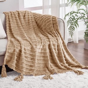 Мягкое одеяло Exclusivo Mezcla, большое пушистое одеяло из флиса, декоративное плюшевое одеяло с кисточками для дивана / дивана / кровати, 50 × 60 дюймов, ярко-розовый