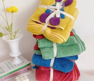 Vente chaude dessin animé tissu broderie serviette de bain polyester tissu serviette de bain