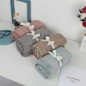 Hot sale 2020 new product small size thickening knitting 100% polyester plain color original baby flannel siesta mini blanket