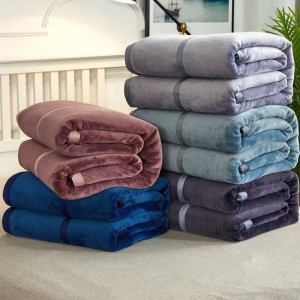 Velkoobchod Horký prodej přeshraniční polyesterové flanelové tkaniny korálové fleece dárková sada malá deka