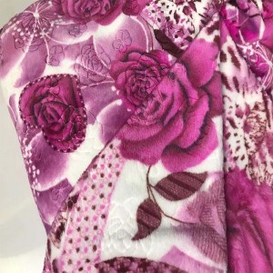 Couverture de lit douillette en flanelle de corail à imprimé floral en relief solide super doux