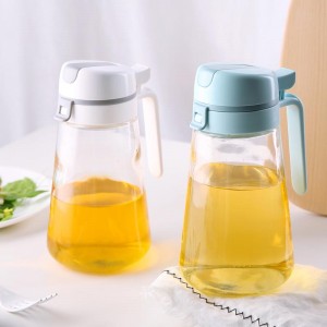 Автоматско отворање и затворање на стаклени шишиња со маслиново масло во кујна со дозер за соја сос