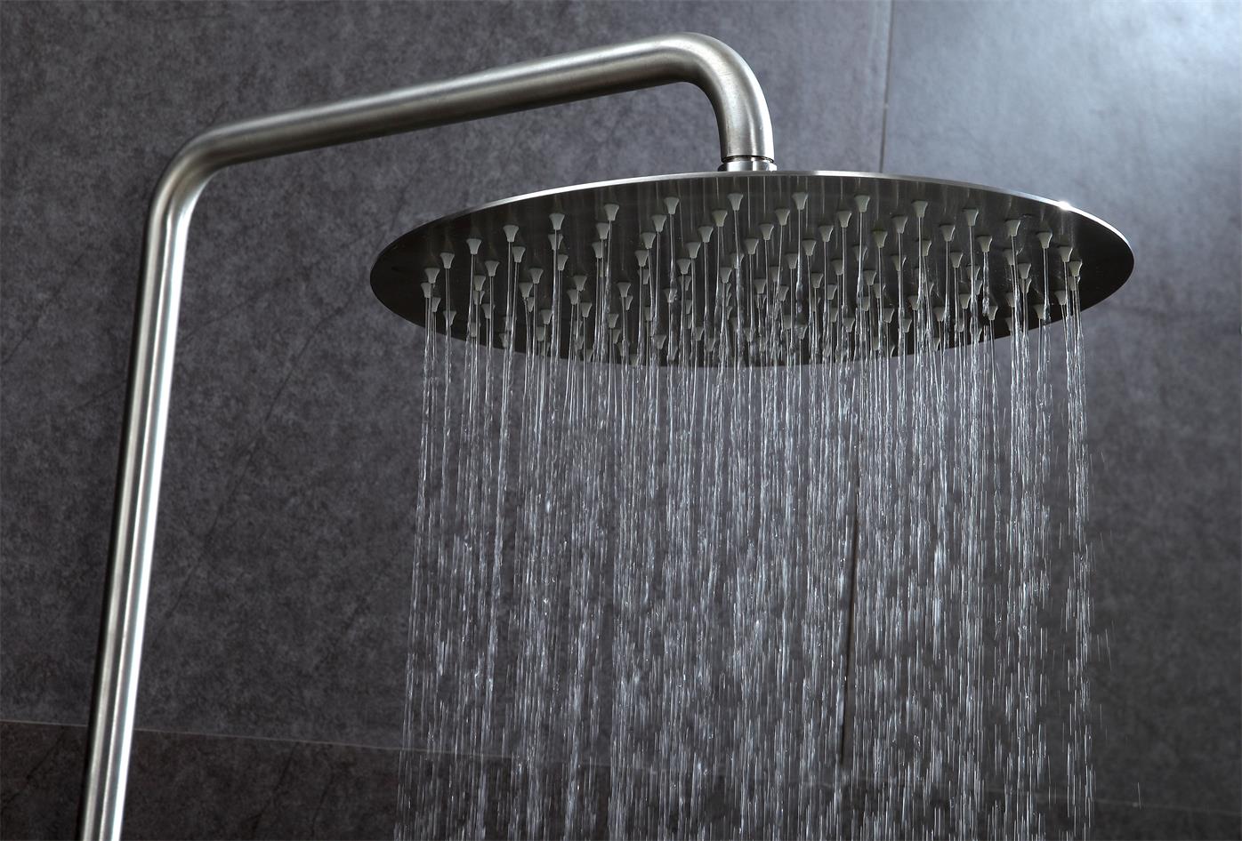 Maneiras de aumentar a pressão da água em seu chuveiro