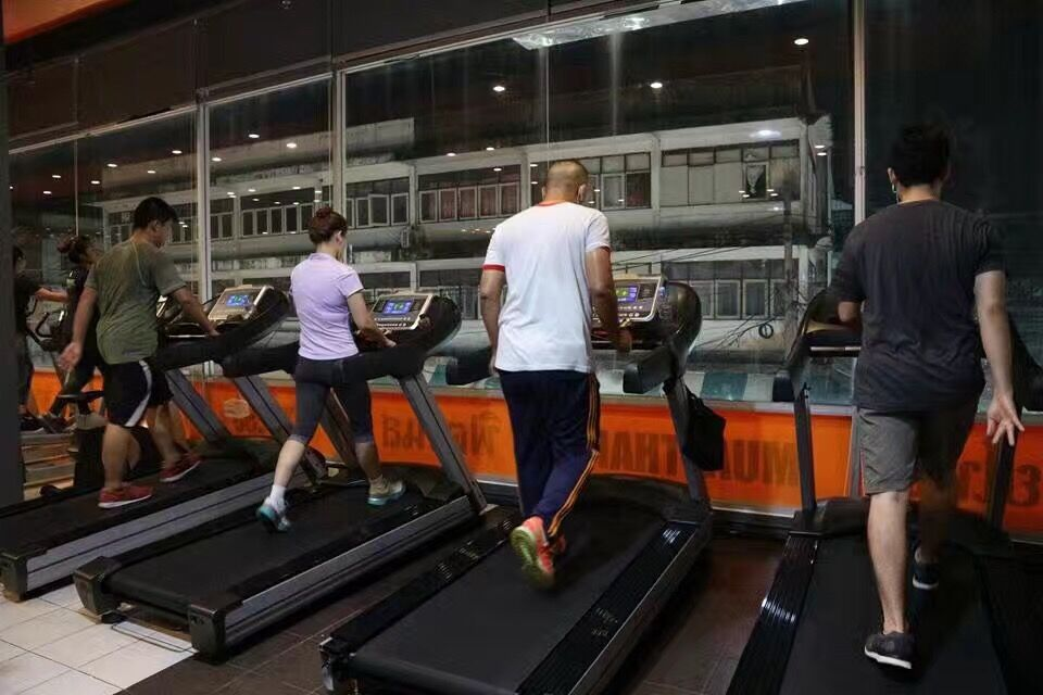 Yuav Ua Li Cas Kom Siv Tag Nrho Treadmill Workout