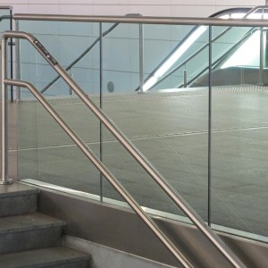 Sistema de barandilla de vidro e pasamáns de aceiro inoxidable Panel de vidro Deshion Products