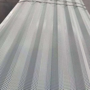 Oceľová veterná plotová stena s perforovanými panelmi