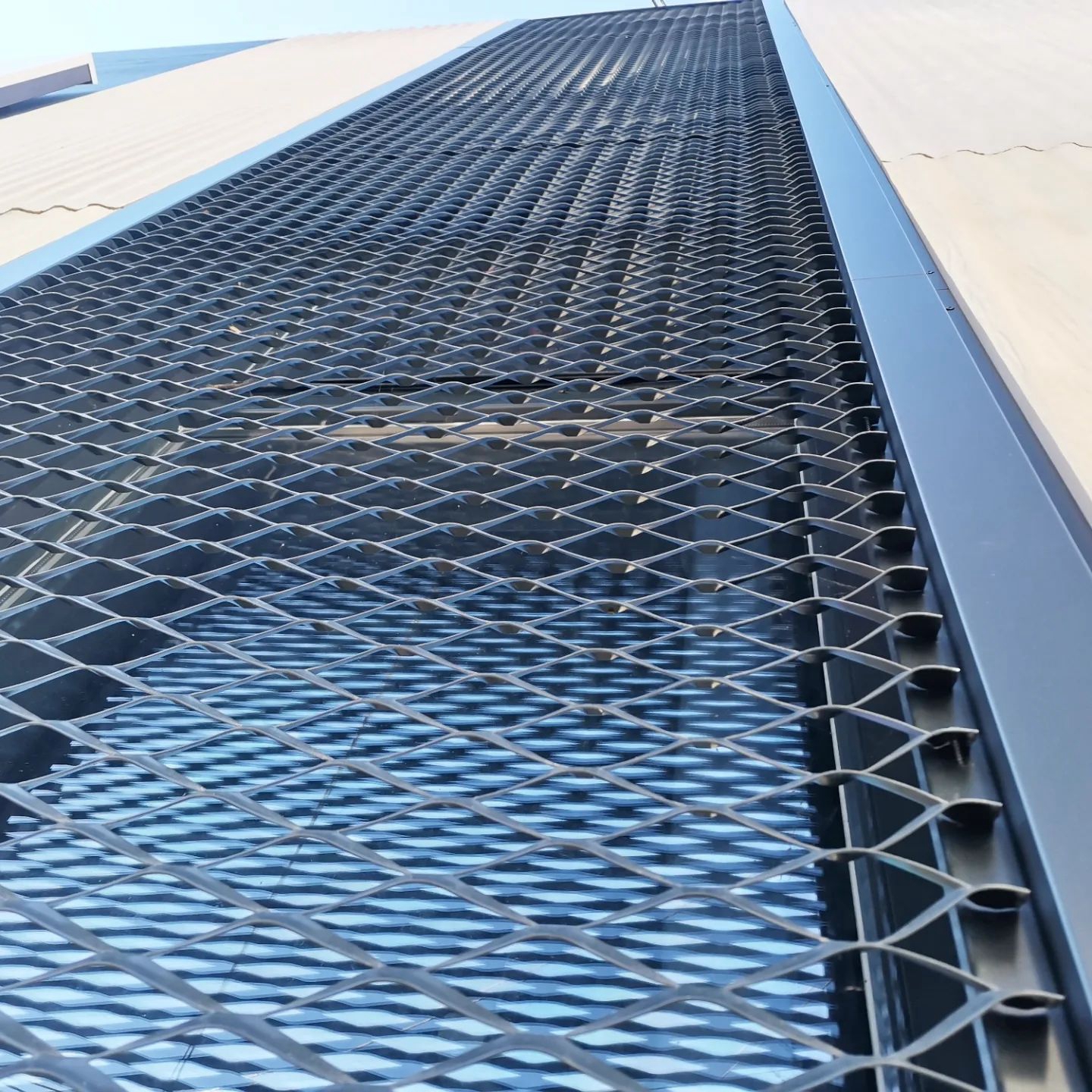 Metal decorative mesh for high-rise buildings
