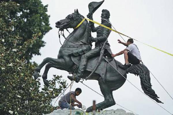 Despois das protestas raciais, as estatuas derrubaron en Estados Unidos