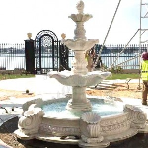 Bellissima fontana in marmo per esterni bianco puro a 3 livelli in vendita