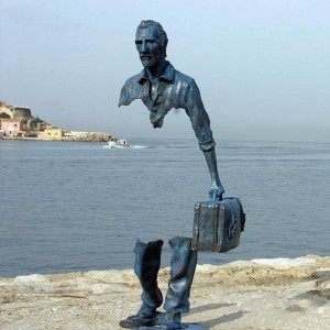 Escultura de viajante em bronze com 180 cm de altura para hall de entrada à venda