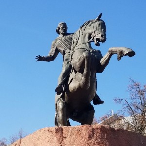 Hage majestetisk bronse Evpaty Kolovrat-statue på en hesteskulptur