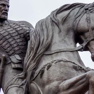 Hage majestetisk bronse Evpaty Kolovrat-statue på en hesteskulptur