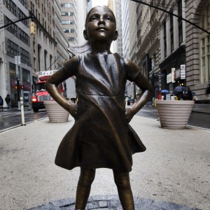 बिक्री के लिए गर्म बिक्री वाली कांस्य निडर लड़की की मूर्ति कस्टम प्रतिकृति