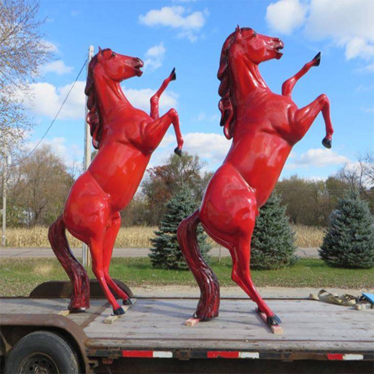 Patung Emas Dekorasi Rumah Besar Patung Kuda Fiberglass Resin Merah Muda Ukuran Hidup