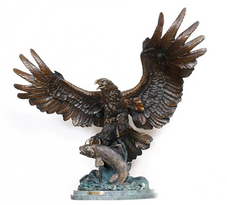 Metāla liešanas dzīvnieka statuja iekštelpu dekorācija dzīva izmēra lidojoša bronzas ērgļa skulptūra