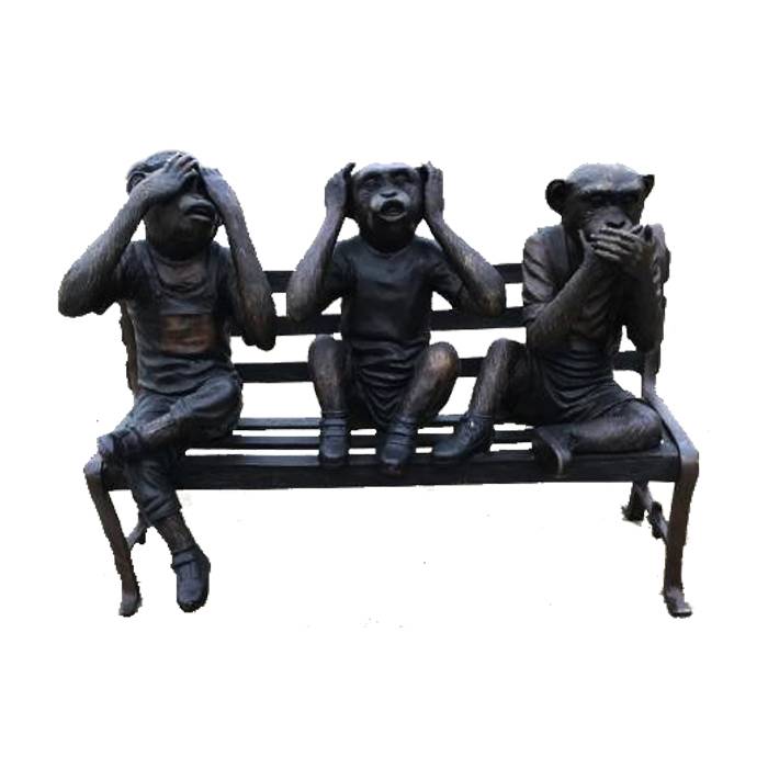 Müüa pingil istuv moodne pronksist ja messingist šimpans, loomapargi kaunistus