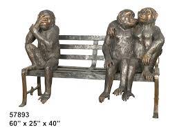 Estatua de bronce de tres monos de tamaño natural para exteriores sentados nun banco sen oír nin ver nin falar