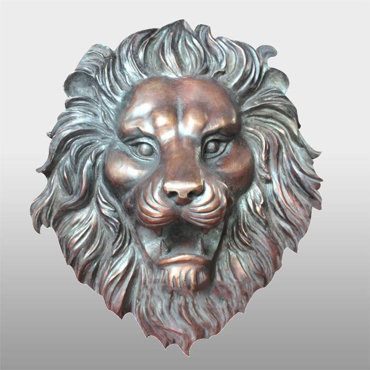 Art skulpturë në natyrë me kokë luani prej bronzi me madhësi reale