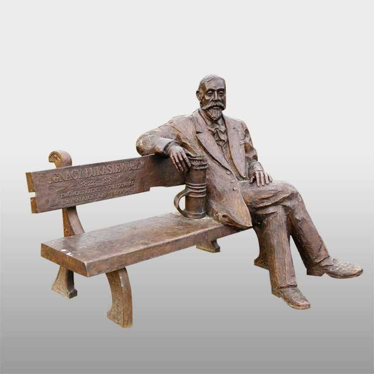 Decorativo el hombre sentado banco escultura de jardín de bronce