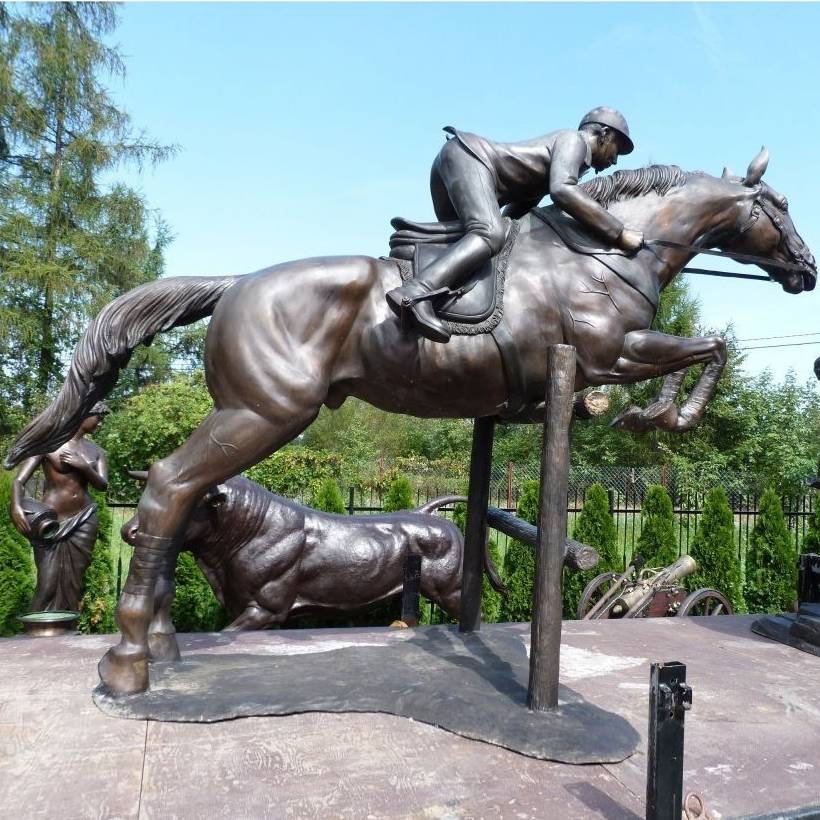 prodam bronasti kip ženske, ki jaha tekačega konja