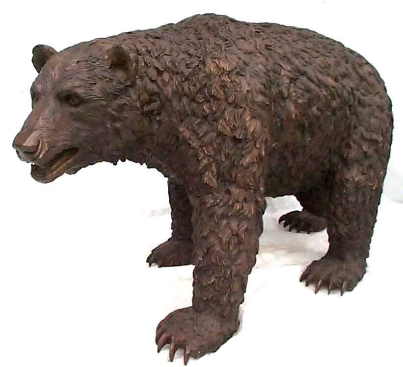 Polarni kip u prirodnoj veličini, izrezbareni u kamenu, nosi kamenu životinjsku skulpturu