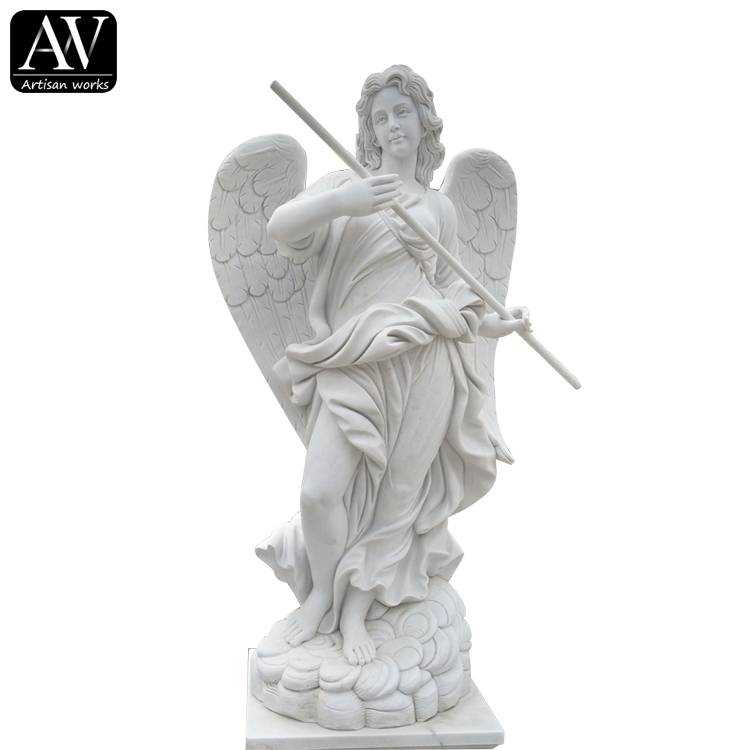 Naturalnej wielkości, ręcznie rzeźbiony posąg całujących aniołów