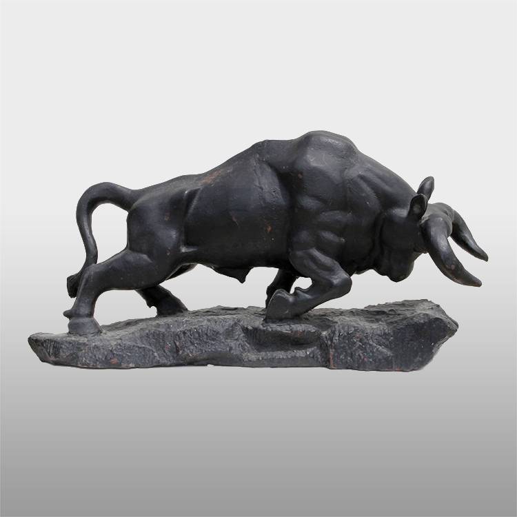 Umhlobiso wengadi we-bronze casting size bull statue