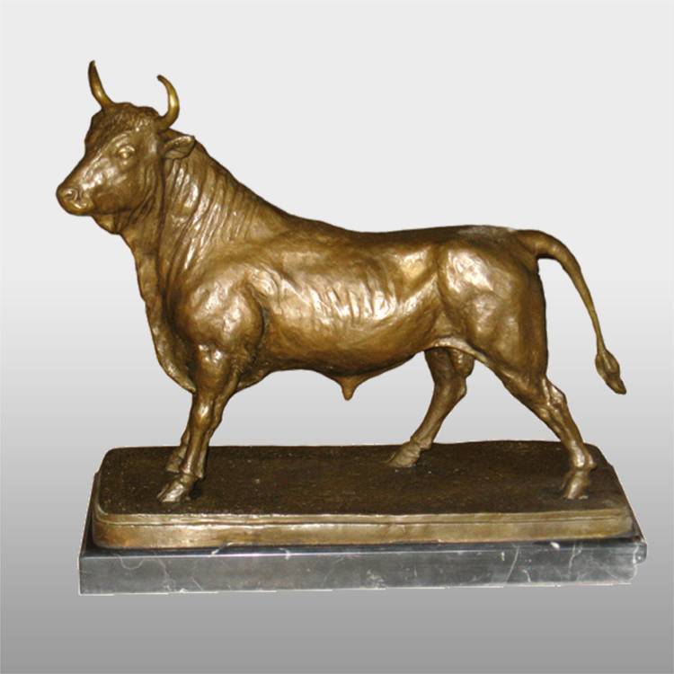 Vrtna okrasna kovinska bronasta skulptura Nov izdelek zlati kip bika v naravni velikosti