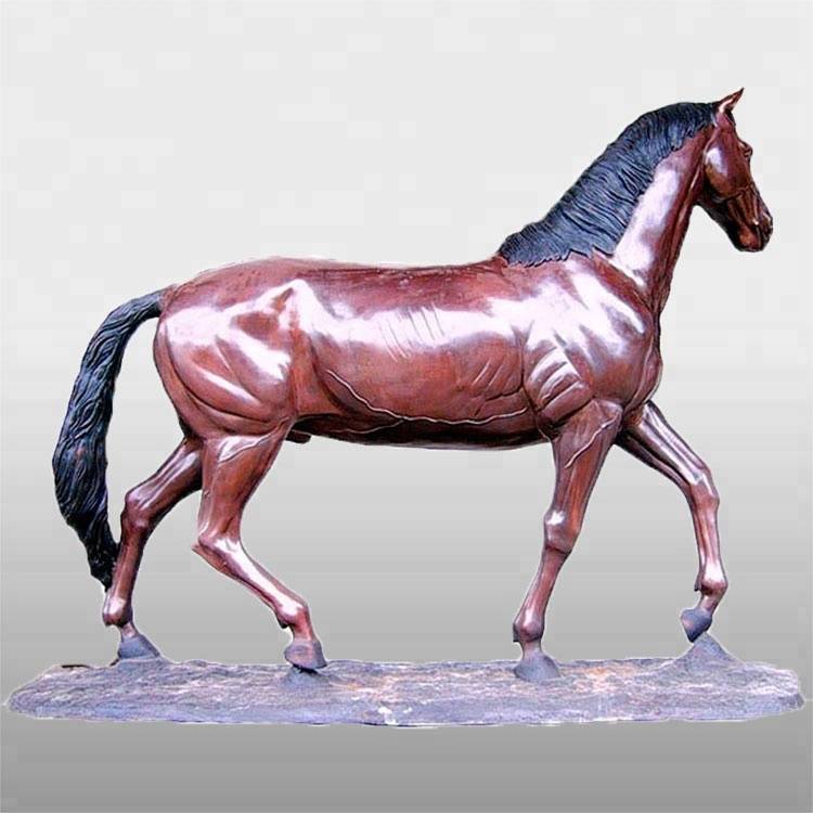 Бронзавая скульптура бегучых коней, упрыгожаная сучасным садам