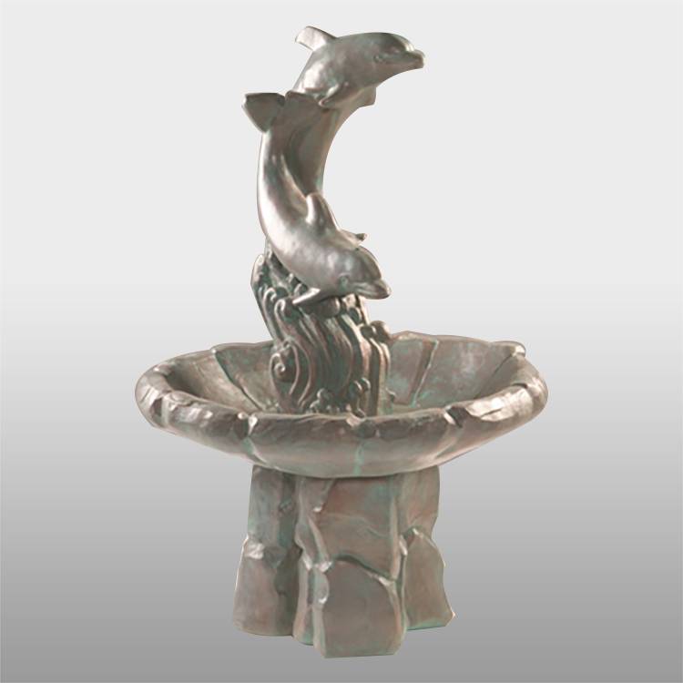 Dekorativa delfinstatyer i naturlig storlek i metall för simbassänger
