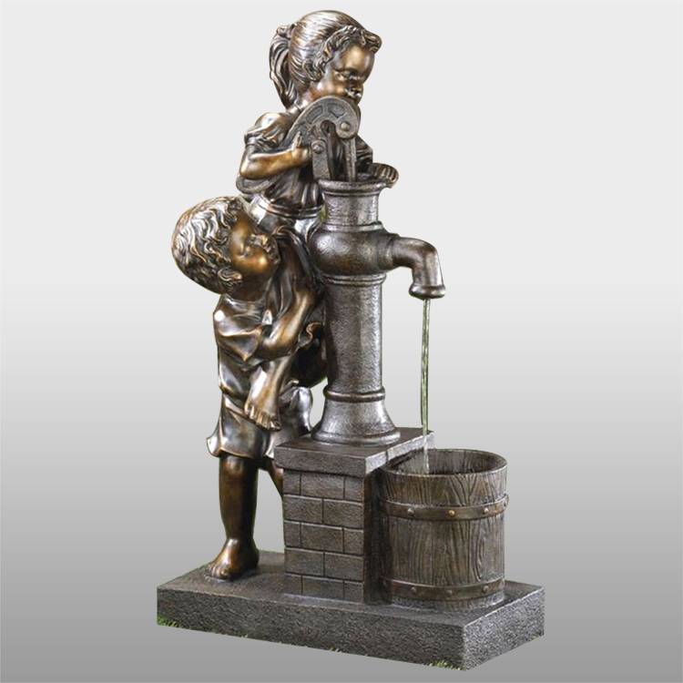 Giardinu all'apertu Figurine in bronzu di u zitellu è a zitella fontana d'acqua