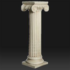 Скульптура колонны из мраморного камня большого размера на открытом воздухе