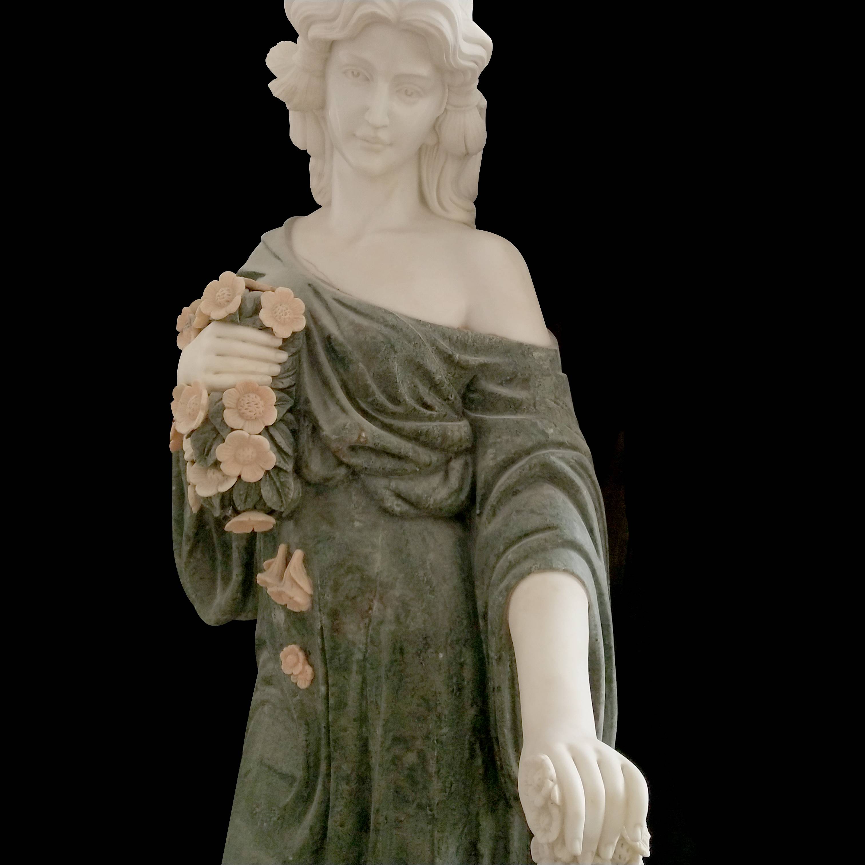 Es ven estàtues religioses de marbre de pedra de mida real de la Verge Maria