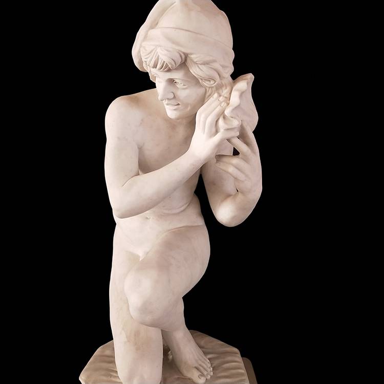Āra akmenī ar rokām grebta dārza balta marmora kaila cilvēka statujas skulptūra