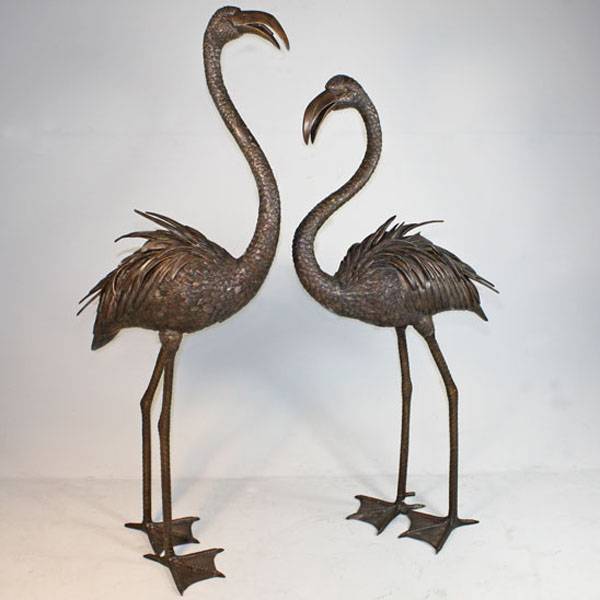okrasna afriška bronasta skulptura ptice flamingo